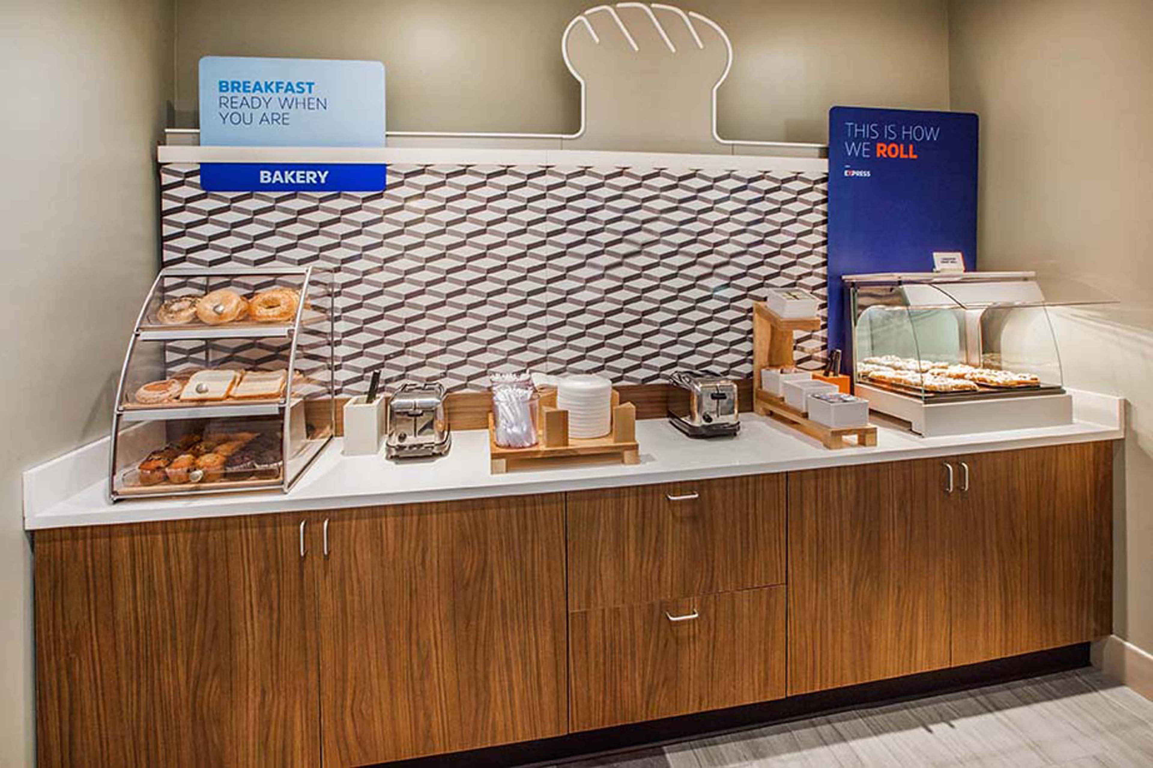 Holiday Inn Express Brentwood-South Cool Springs By Ihg Екстериор снимка